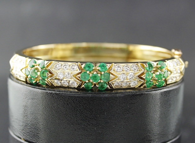 (image for) A 18K YELLOW GOLD DIAMOND AND EMERALD BANGLE